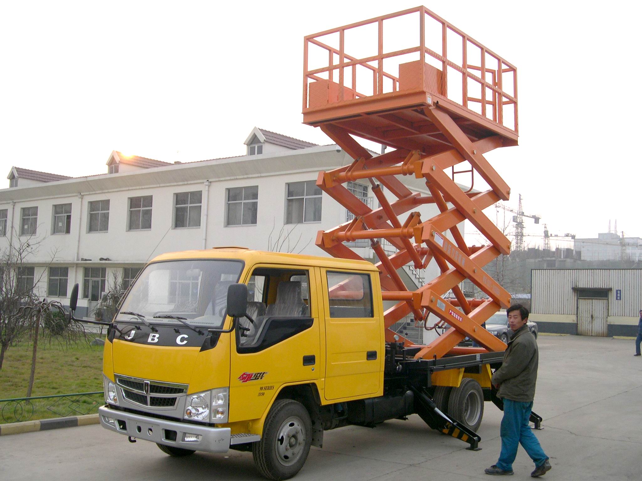 車載剪叉式升降平臺(tái)